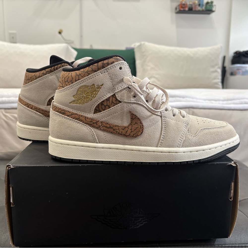 Jordan Air Jordan 1 Mid SE in Gold and Brown